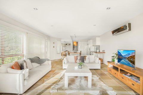 Family House With BBQ Deck, Water View And Parking - Accommodation Gladstone 0