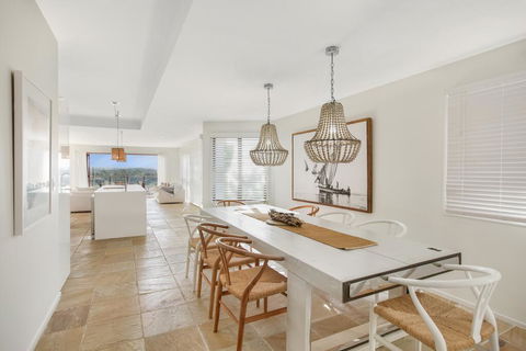 Family House With BBQ Deck, Water View And Parking - Accommodation Gladstone 3