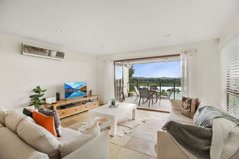 Family House With BBQ Deck, Water View And Parking - Accommodation Gladstone 1