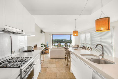 Family House With BBQ Deck, Water View And Parking - Accommodation Gladstone 2