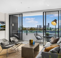 Family Unit with Parking Balcony Pool near Beach - Accommodation Gladstone
