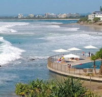 Family Romance Fun on Kings Beach - Accommodation Gladstone