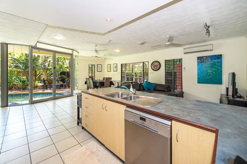 Fannie Bay Art House - Accommodation Gladstone 0