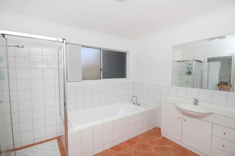 FANTASTIC HOLIDAY UNIT IN A PERFECT LOCATION - Accommodation Gladstone 1