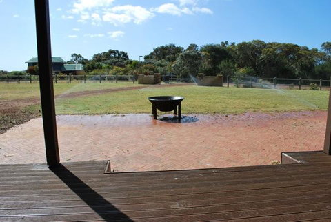 Farm Lane Retreat - Accommodation Gladstone 3
