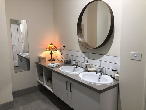 Farmers Arms Heritage Cottage - Accommodation Gladstone 2