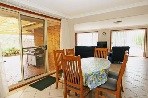 Fisherman's Delight Waterfront - Accommodation Gladstone 3