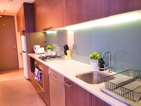 FITZROY FANTASTIC 1BR APT With FREE WINE, NETFLIX, WIFI, Close To TRAMS, COLES - Accommodation Gladstone 2