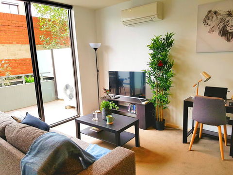 FITZROY FANTASTIC 1BR APT With FREE WINE, NETFLIX, WIFI, Close To TRAMS, COLES - Accommodation Gladstone 0