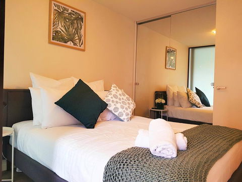 FITZROY FANTASTIC 1BR APT With FREE WINE, NETFLIX, WIFI, Close To TRAMS, COLES - Accommodation Gladstone 1