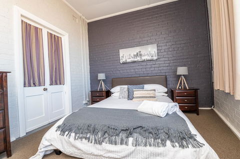 Five Ways CBD Apartment - Spacious, Wifi, Free Parking - Accommodation Gladstone 2