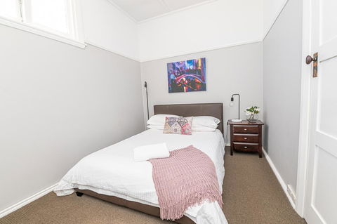 Five Ways CBD Apartment - Spacious, Wifi, Free Parking - Accommodation Gladstone 1