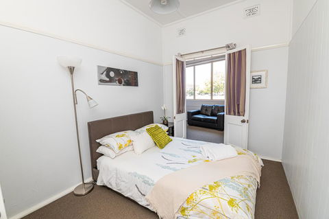 Five Ways CBD Apartment - Spacious, Wifi, Free Parking - Accommodation Gladstone 3