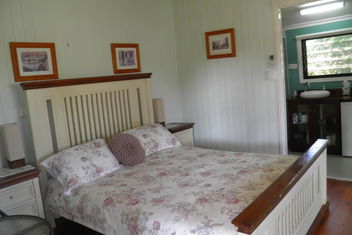 Follywood Guesthouse B&B with Accommodation Gladstone