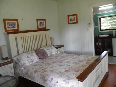Follywood Guesthouse B&B - Accommodation Gladstone 0