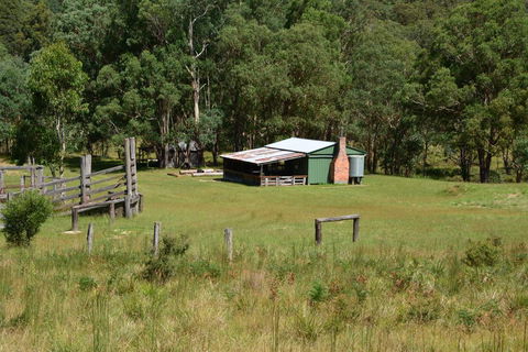 Four Bull Hut - Accommodation Gladstone 0