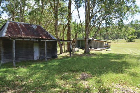 Four Bull Hut - Accommodation Gladstone 1