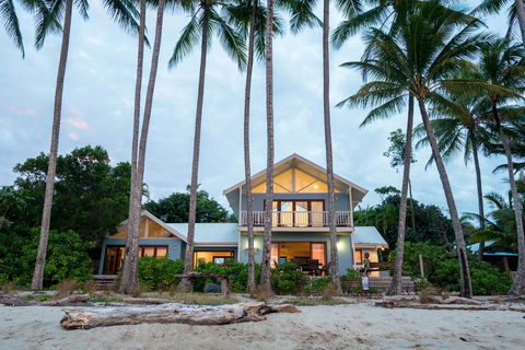 Frangipani Beach House - Newell Beach - Accommodation Gladstone 0