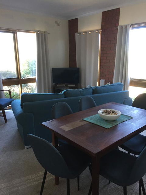 Garland Grove - Accommodation Gladstone 3