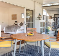 Gartelmann Studio  Gartelmanns Wines walk to The Deck Cafe  Wine tasting - Accommodation Gladstone