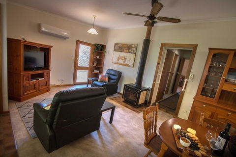 Glenlee Cottage - Accommodation Gladstone 2