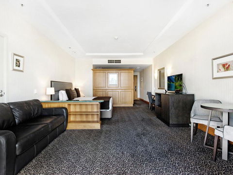 Gold Tower In The Oaks Hotel Surfers Paradise - 1019 - Accommodation Gladstone 1