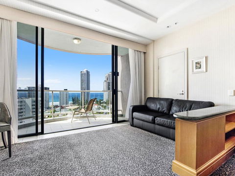 Gold Tower In The Oaks Hotel Surfers Paradise - 1019 - Accommodation Gladstone 2