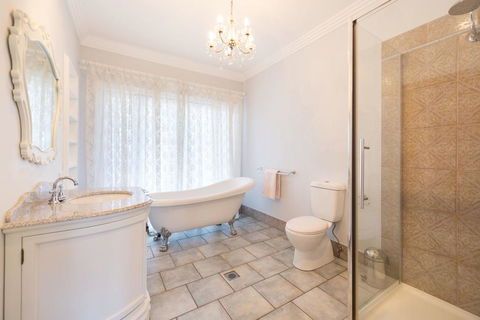 Gorgeous Alma St Villa - Accommodation Gladstone 3