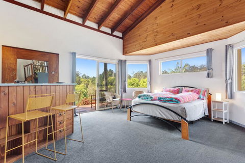 Gorgeous Mediterranean-style Hinterland Home - Accommodation Gladstone 1