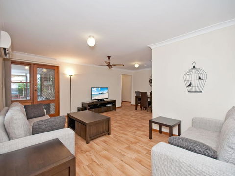 Government Road, 27, Skippers Rest - Accommodation Gladstone 0