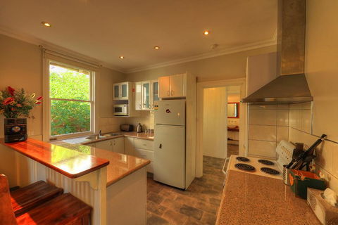 Grace's Spa Cottage - Accommodation Gladstone 2