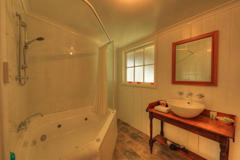 Grace's Spa Cottage - Accommodation Gladstone 3