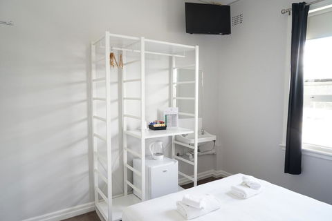 Grand Hotel Rockdale - Accommodation Gladstone 2