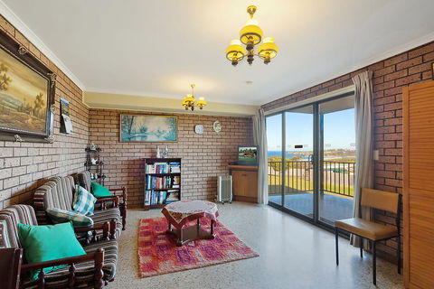 Grandview Apartment - Ocean Views - Accommodation Gladstone 0