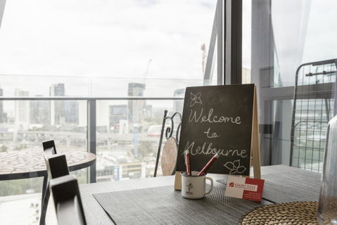 Gravity DefyingLight Filled ApartmentBay To City ViewsRooftop DeckHot TubNetflix - Accommodation Gladstone 3