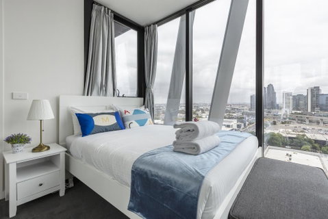 Gravity DefyingLight Filled ApartmentBay To City ViewsRooftop DeckHot TubNetflix - Accommodation Gladstone 1