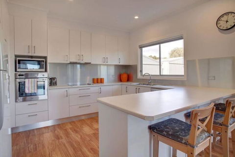 Grey On The Bay - Accommodation Gladstone 3
