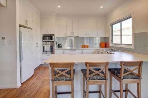Grey On The Bay - Accommodation Gladstone 2