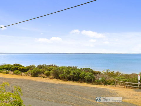 Grossard Point, The Lighthouse, Ventnor - Accommodation Gladstone 1