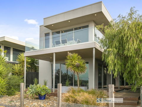 Grossard Point, The Lighthouse, Ventnor - Accommodation Gladstone 0