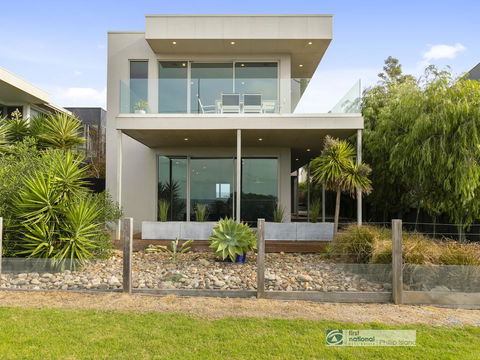 Grossard Point, The Lighthouse, Ventnor - Accommodation Gladstone 2