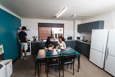 Guild House 6 Bedroom Flat - Accommodation Gladstone 2