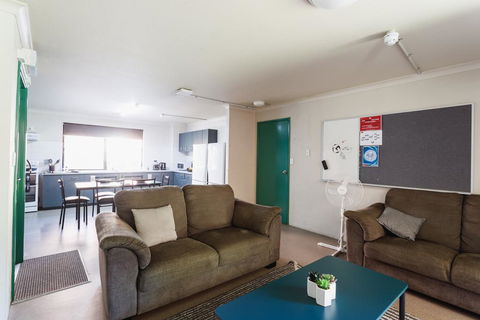Guild House 6 Bedroom Flat - Accommodation Gladstone 0