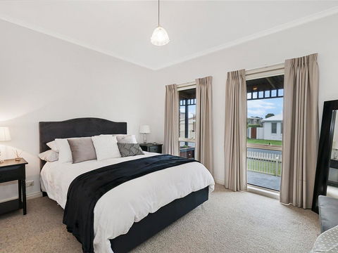 GUILDFORD COTTAGE - Accommodation Gladstone 0