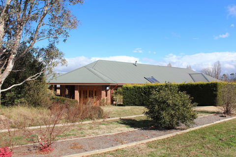 Gundaroo Manor Bed & Breakfast - Accommodation Gladstone 0