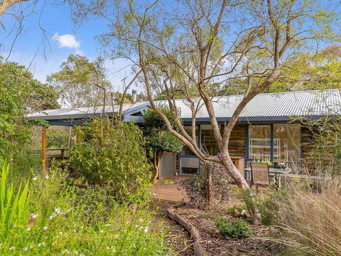 Hakea Bush Cabin - Accommodation Gladstone 0