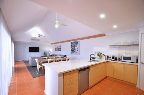 Halcyon Daze - Accommodation Gladstone 2