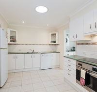 Happy Tails'  55 Pantowora Street - pet friendly air conditioned - Accommodation Gladstone