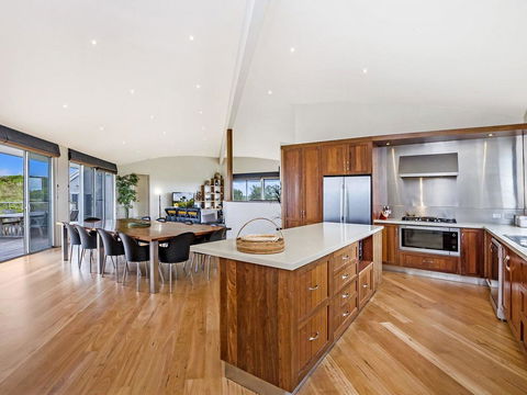 HEARN'S BEACH HOUSE - Accommodation Gladstone 2