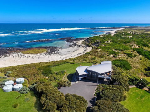 HEARN'S BEACH HOUSE - Accommodation Gladstone 0
